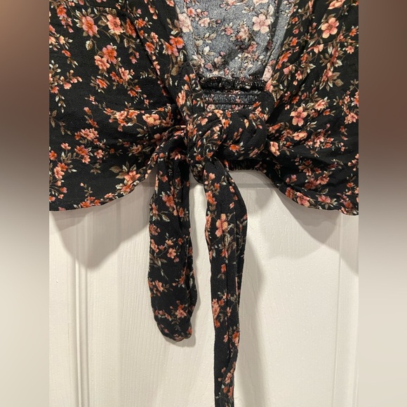American Eagle Size S Black Floral Cap Sleeve Front Tie Smocked Waist Crop Top - Picture 3 of 11